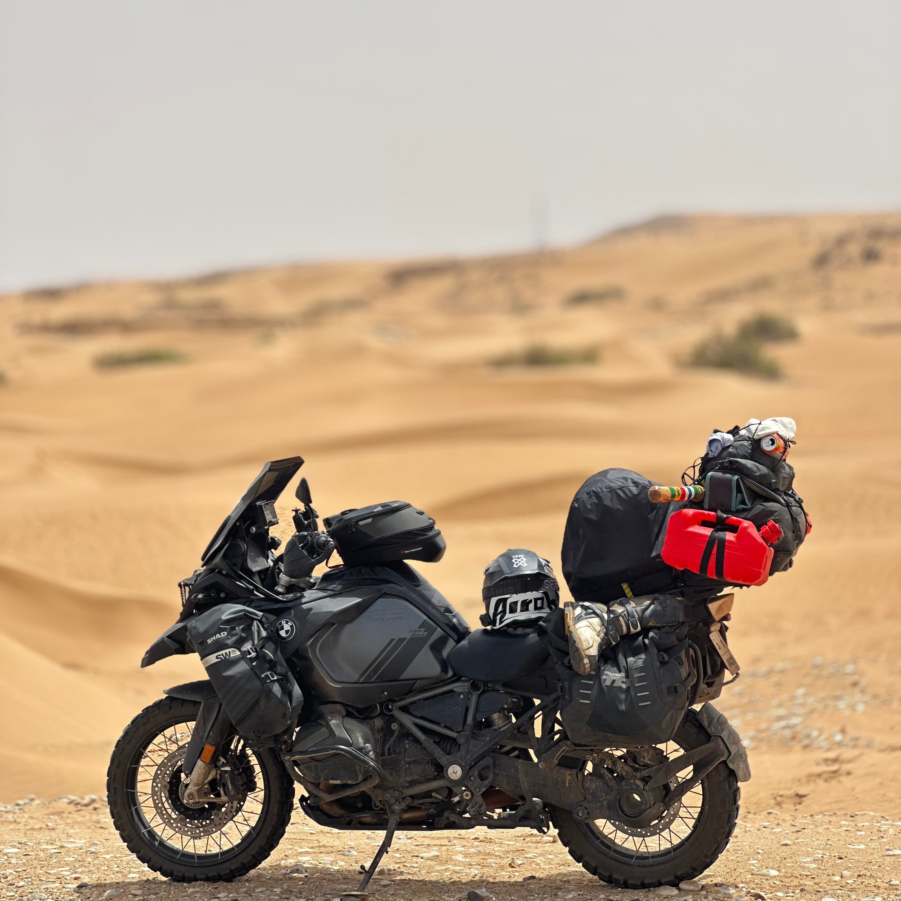 Une moto dans le désert du Sahara.